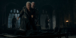 HouseOfTheDragon_3x02-QueensLanding_00420