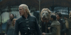 HouseOfTheDragon_3x02-QueensLanding_00930