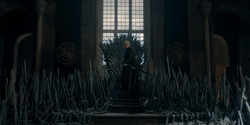 HouseOfTheDragon_3x02-QueensLanding_05693